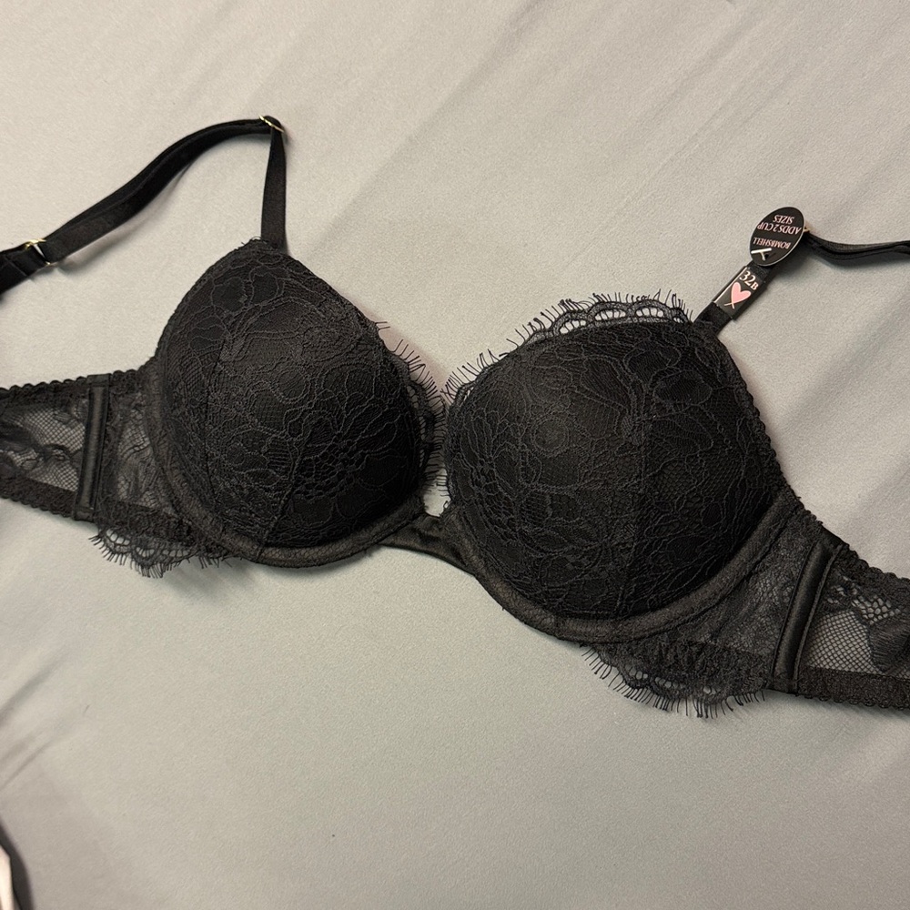 Victoria's Secret Black Lace Bombshell Push-up Bra, New with Tags.